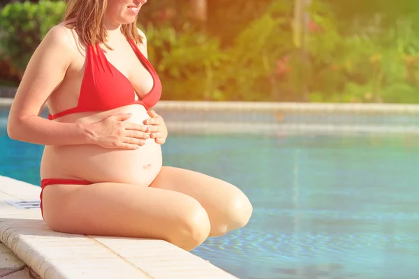 Plaj ve havuz hamile kadın — Stok fotoğraf