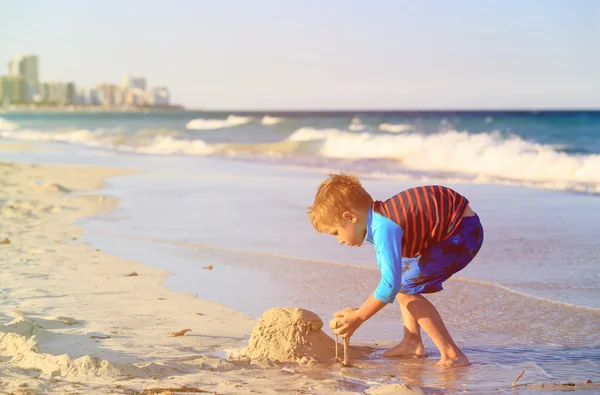 Little boy play with sand on summer beach — Stock Photo, Image