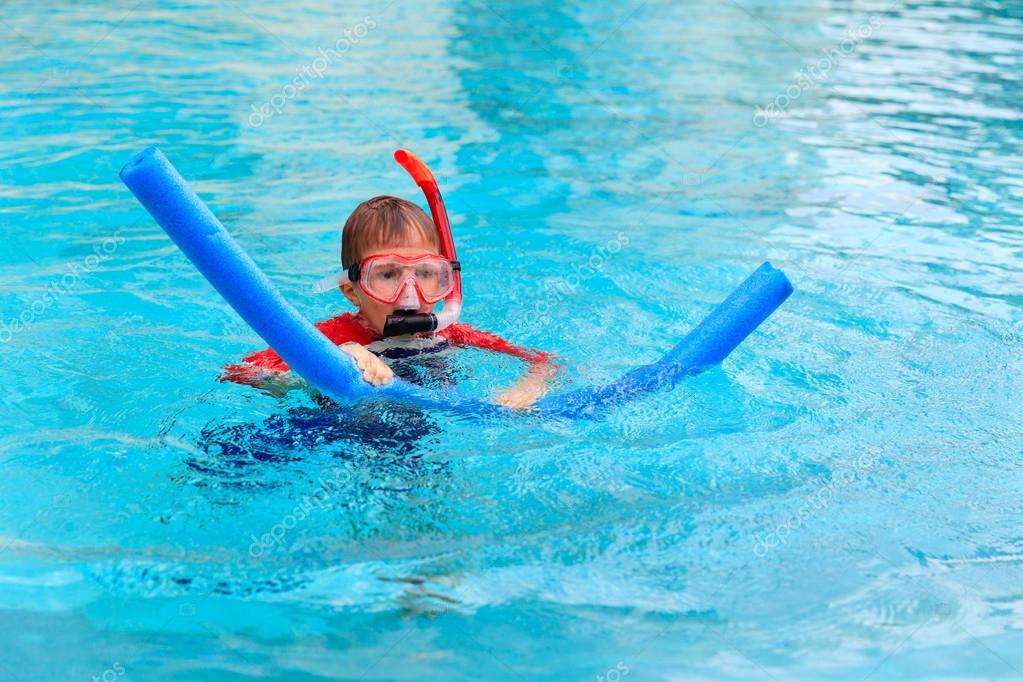 Little boy learns swimming alone with pool noodle — Stock Photo