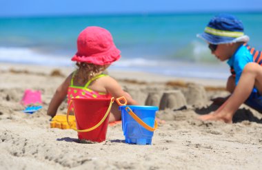 Çocuk kum ile kumsalda oyun.