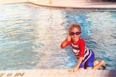Çocuk havuzda eğleniyor