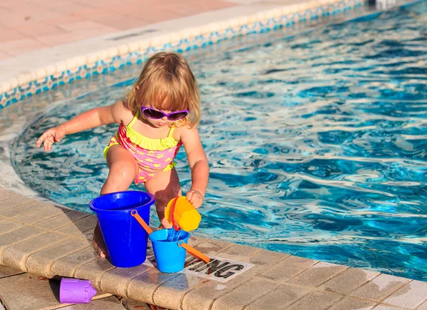 Kleines Mädchen spielt im Schwimmbad — Stockfoto