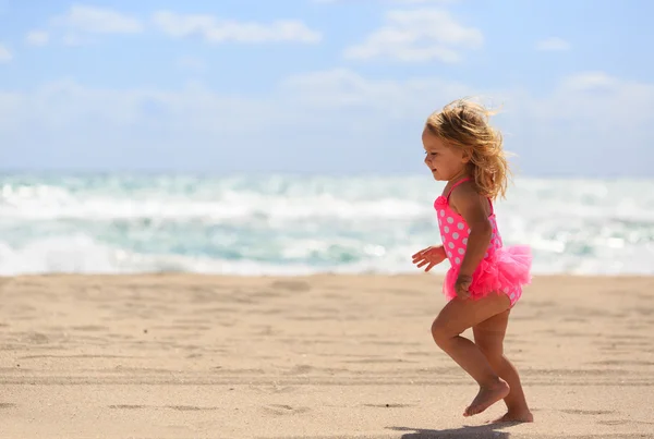 Девочка бегает по песчаному пляжу — стоковое фото