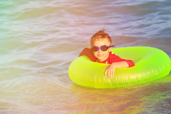 Petit garçon nage à la plage d'été — Photo