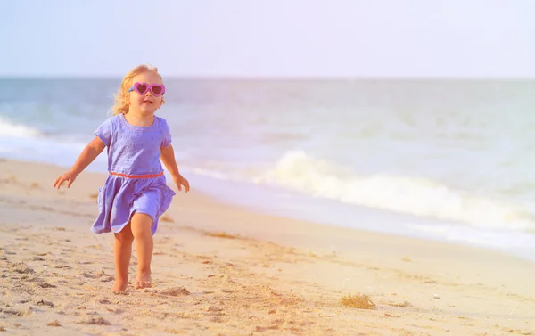 Menina corre na praia de areia — Fotografia de Stock