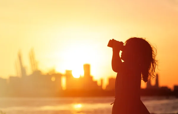 Flickan tittar på sunset city — Stockfoto