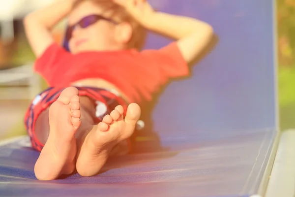 Anak kecil santai di pantai resor — Stok Foto