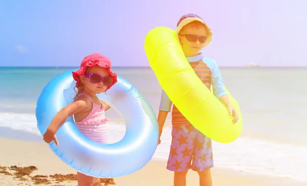 Chlapec a dívka jít plavat na pláži — Stock fotografie