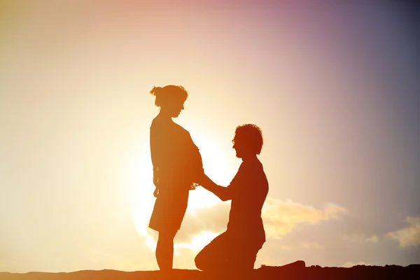 Casal grávida na praia do pôr do sol — Fotografia de Stock