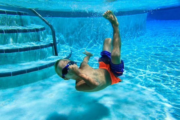 Jongen leert onderwater zwemmen — Stockfoto