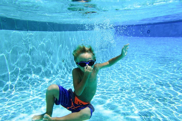 Chico aprende a nadar bajo el agua — Foto de Stock