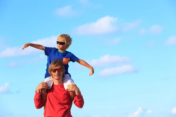 Padre e hijo pequeño jugando en el cielo — Foto de Stock