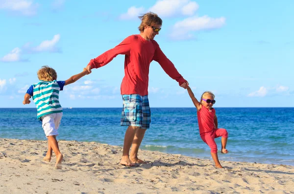 Vader en zoon en dochter op strand — Stockfoto