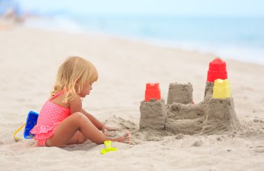 Kız sahilde kum ile çalış