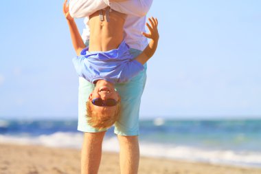 Baba ve oğul kumsalda oynarken