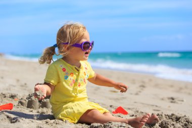 Kız sahilde kum ile çalış