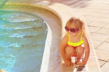 Yüzme havuzunda oynayan kız