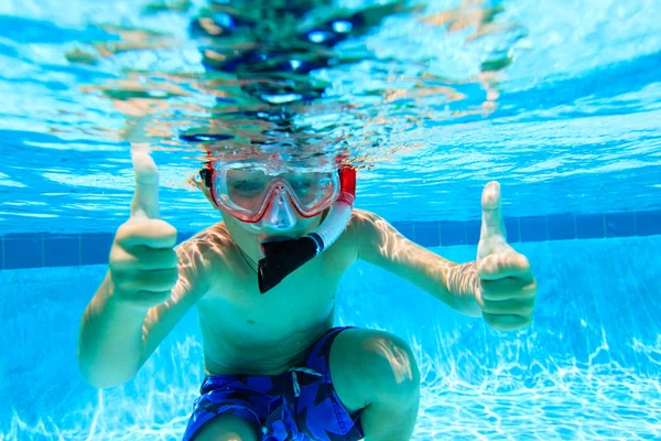 Niño nadando bajo el agua con los pulgares arriba — Foto de Stock