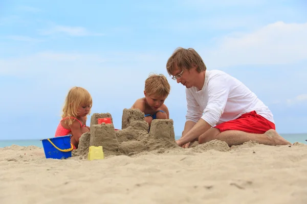 Vader en zoon en dochter op strand — Stockfoto