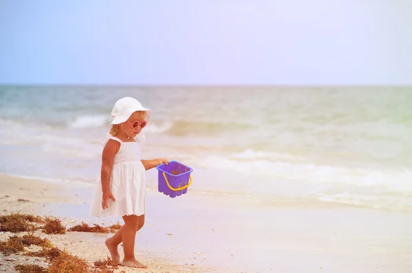 Ragazza cammina sulla spiaggia di sabbia — Foto Stock