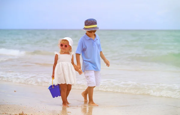 男孩和女孩走在海滩上 — 图库照片