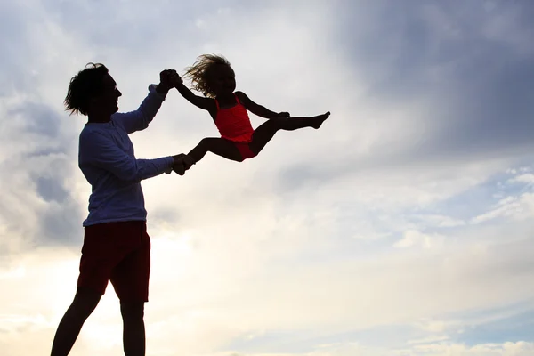 Silhouettes of father and little daughter — Stock Photo, Image