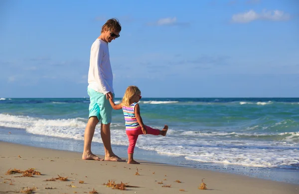 Père et petite fille jouent à la plage — Photo