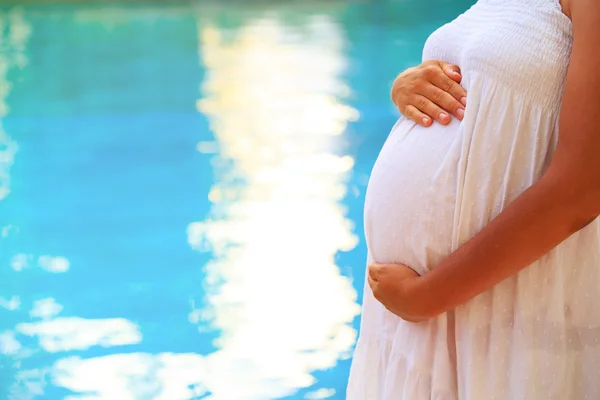 Sahilde mutlu hamile kadın — Stok fotoğraf