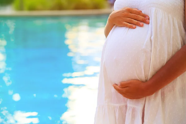 Gelukkig zwangere vrouw op strand — Stockfoto