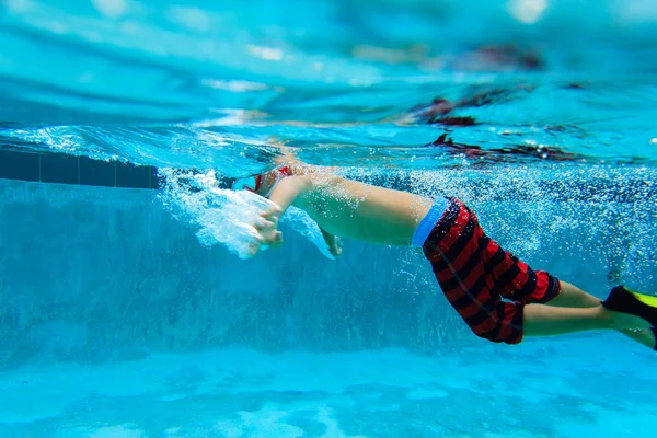 Kleiner Junge schwimmt unter Wasser — Stockfoto