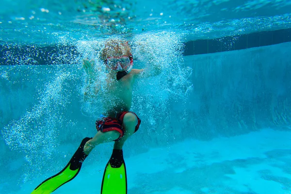 Little boy swimming underwater — Stock Photo, Image