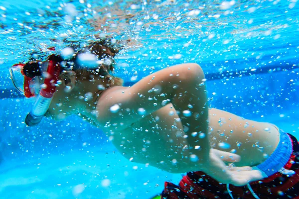 Little boy swimming underwater — Stock Photo, Image