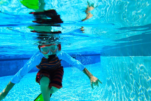 Μικρό αγόρι κολύμβηση υποβρύχια — Φωτογραφία Αρχείου