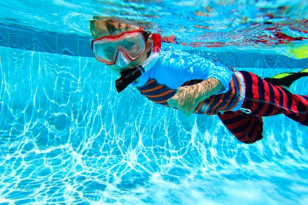 Kleine jongen onderwater zwemmen — Stockfoto