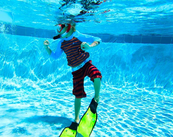 Little boy swimming underwater — Stock Photo, Image