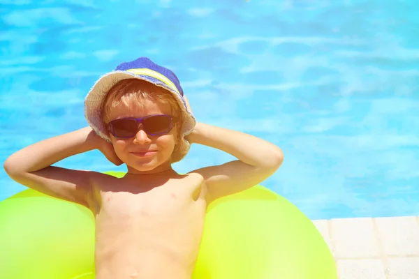 Petit garçon nage à la piscine d'été — Photo