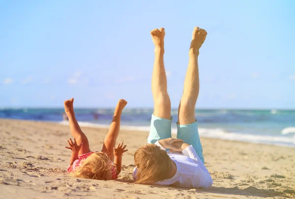 Padre e hija pequeña juegan en la playa —  Fotos de Stock