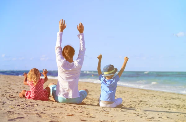 Gelukkig vader en kinderen spelen op het strand — Stockfoto
