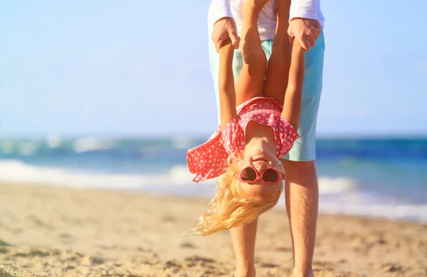 Vader en dochtertje spelen op het strand — Stockfoto