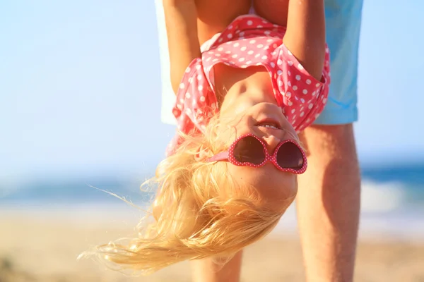 Батько і маленька дочка грають на пляжі — стокове фото