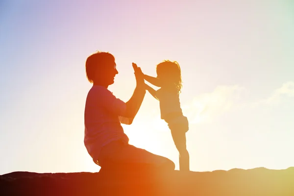 Pai e filha brincando ao pôr do sol — Fotografia de Stock