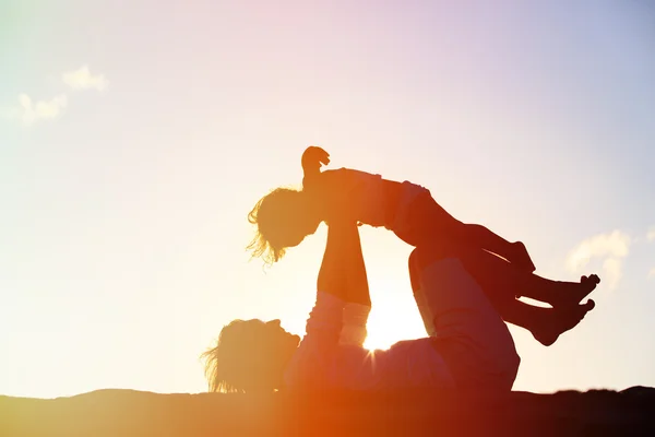 Padre e figlia giocano al tramonto — Foto Stock