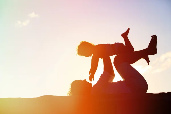 Father and daughter playing at sunset — Stock Photo, Image