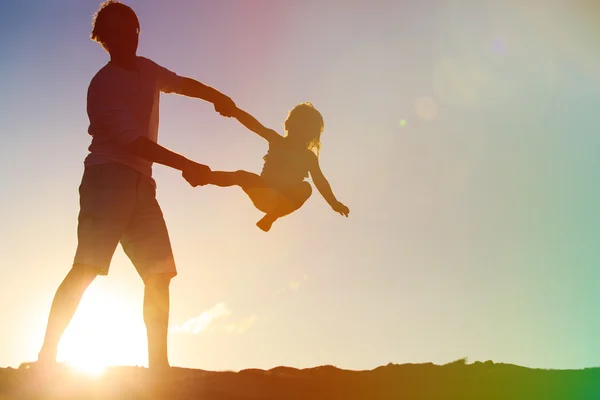 Father and daughter playing at sunset — Stock Photo, Image