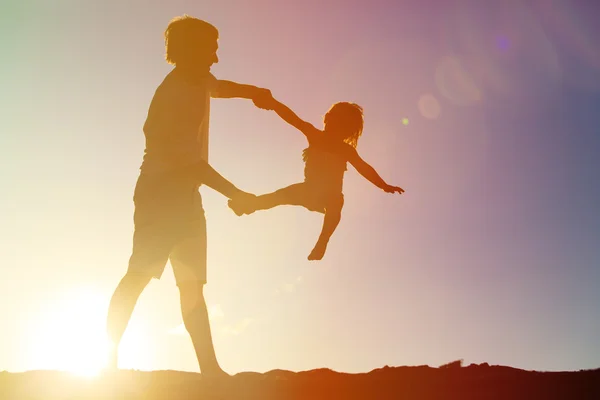 Padre e figlia giocano al tramonto — Foto Stock