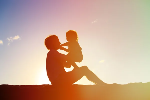 Pai e filha brincando ao pôr do sol — Fotografia de Stock
