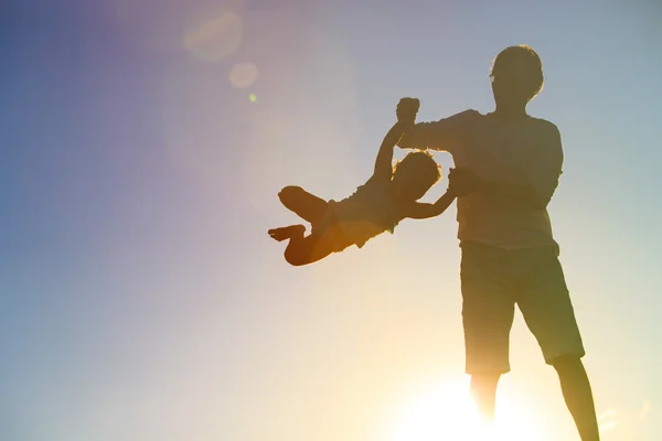 Father and daughter playing at sunset — Stock Photo, Image