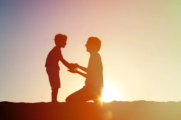 Padre e hijo divirtiéndose al atardecer — Foto de Stock