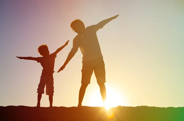 Pai e filho se divertindo no pôr do sol — Fotografia de Stock