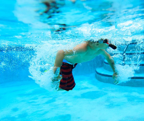 Kleiner Junge schwimmt unter Wasser — Stockfoto